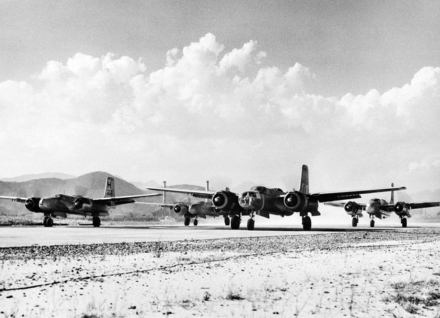 Mesin dari pesawat pengebom B-26 milik Angkatan Udara Amerika Serikat meraung-raung sejenak sebelum akhirnya lepas landas dari pangkalan Amerika Serikat di timur jauh Jepang, pada 20 September 1950, untuk misi peperangan di Korea. Pesawat pengebom bermesin ganda ini diterbangkan dalam rangka membantu misi pasukan darat PBB di sana. (Photo by AP Photo/U.S. Air Force via The Atlantic)