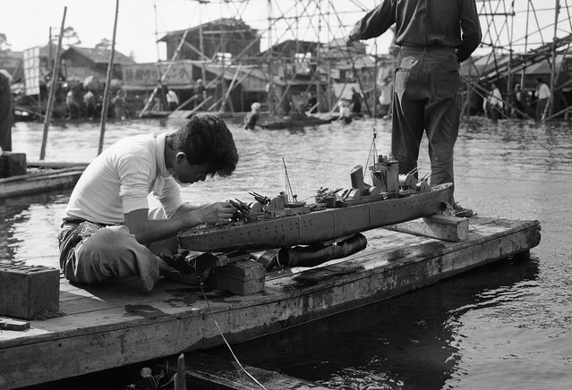 Seorang pekerja studio film mengerjakan salah satu model kapal perang yang digunakan dalam sebuah adegan pertempuran di sebuah film dokumenter Jepang yang menceritakan kisah hari terakhir kapal perang Yamato, 8 Juni 1953. (Photo by Yuichi Ishizaki/AP Photo via The Atlantic)