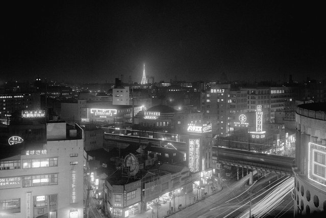Sepuluh ribu blitz foto menyalakan sebuah stasiun TV baru dan menara di Tokyo pada 26 Maret 1955, yang disebut sebagai kilatan blitz terbesar di dunia. Radio Tokyo, dalam koneksinya dengan sebuah perusahaan lampu blitz lokal, meledakkan 10.000 lampu tersebut pada antena baru setinggi 158 meter yang dimilikinya, untuk mengingatkan warga Tokyo bahwa mereka akan mengudara pada tanggal 1 April. (Photo by AP Photo via The Atlantic)