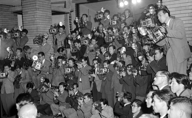 Empat puluh lima fotografer mengabadikan foto kabinet Jepang terbaru di kediaman dinas Perdana Menteri di Tokyo, 17 Desember 1954. Sebuah surat kabar di Jepang biasanya menugaskan tiga atau empat fotografer untuk bisa menangkap gambar sebuah peristiwa dari semua sudut pandang yang dimungkinan. (Photo by AP Photo via The Atlantic)