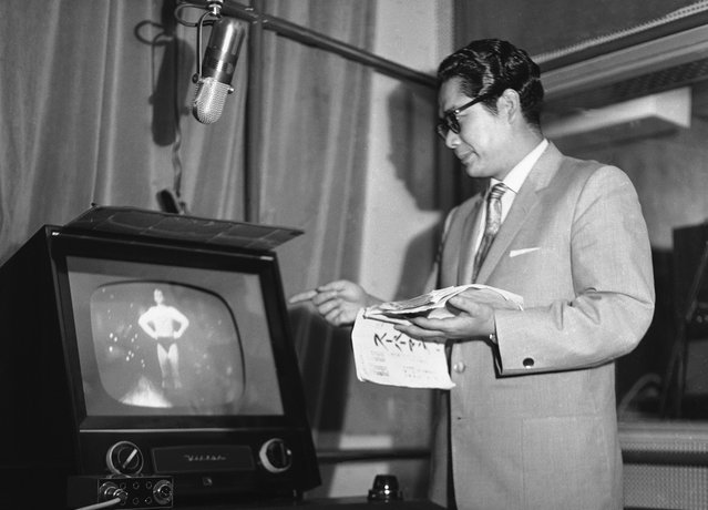 Tooru Ohira, pengisi suara "Superman" dalam bahasa Jepang. Menonton sang aktor George Reeves secara seksama selagi dia mengisi suara untuk acara tersebut, pada 7 Juli 1959. Semua orang Jepang terkesan dengan televisi, tidak terkecuali sang Kaisar. Sekitar 99 persen acara di TV Jepang pada masa itu adalah dari Amerika, termasuk "Superman" yang merupakan acara favorit sang Kaisar Jepang. (Photo by AP Photo via The Atlantic)