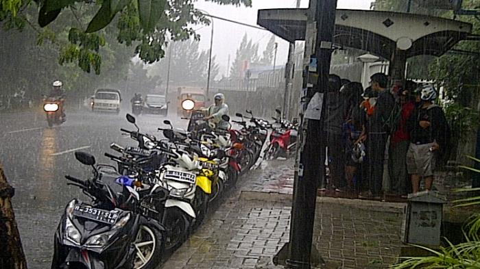 Hal Yang Membuat Kesal Saat Hujan Hal Yang Membuat Kesal Saat Hujan