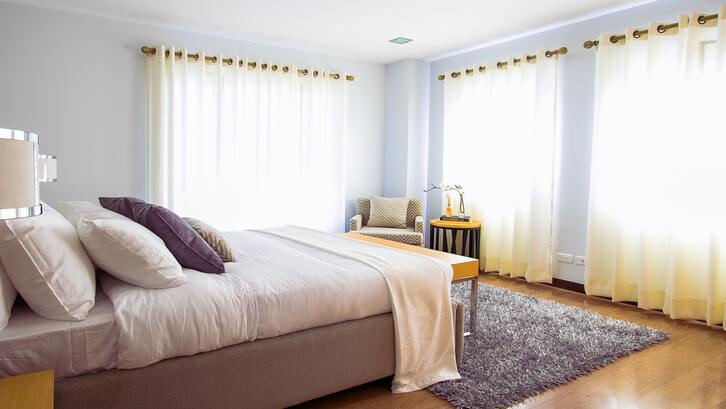 Di kamar tidur harus terdapat meja belajar dan ruang kosong agar anak bisa bebas berkreasi.( Foto: Pexels - M&W Studios)