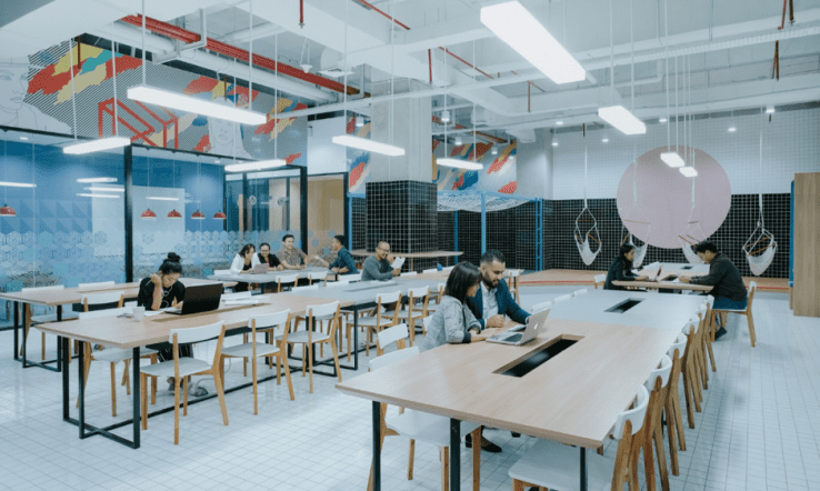 CoHive Jogja terletak di mall terbesar di daerah Jogja Utara.