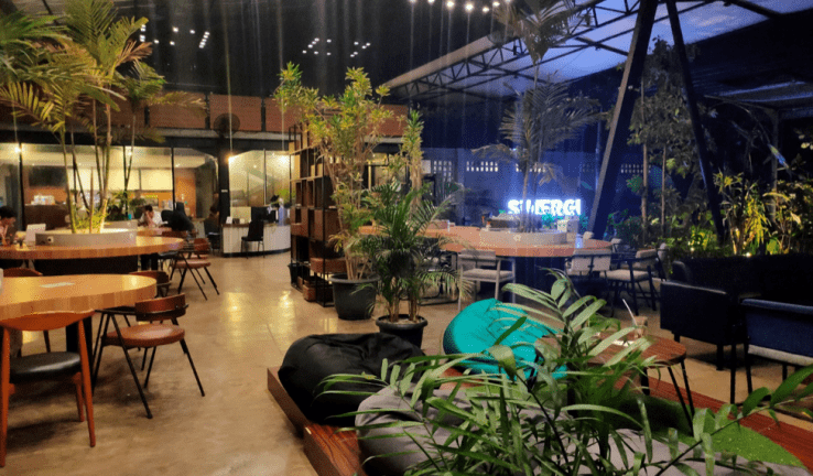 Sinergi coworking space menerapkan konsep open space dengan nuannsa outdoor di Jogja.