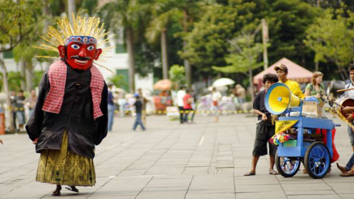 Ondel-ondel salah satu ikon kota Jakarta, kota besar di Indonesia. (Pinterest)
