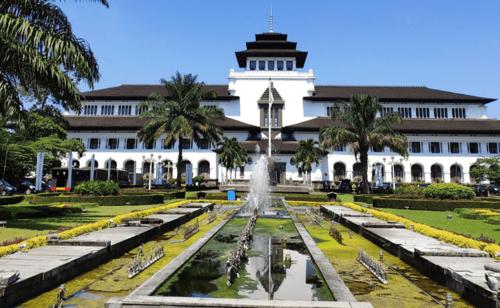 Gedung sate merupakan landmark dan ikon kota Bandung. (Foto: Pinterest)
