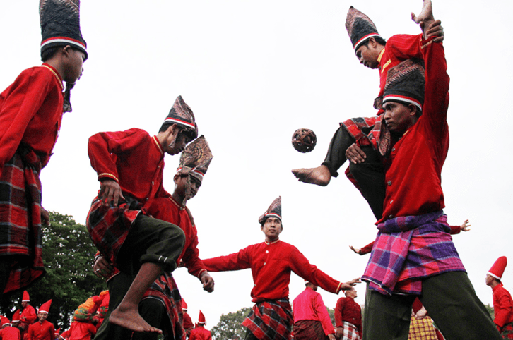 Atraksi permainan tradisional Ma'raga khas Makassar. (Foto:Kabar Nusantara News)