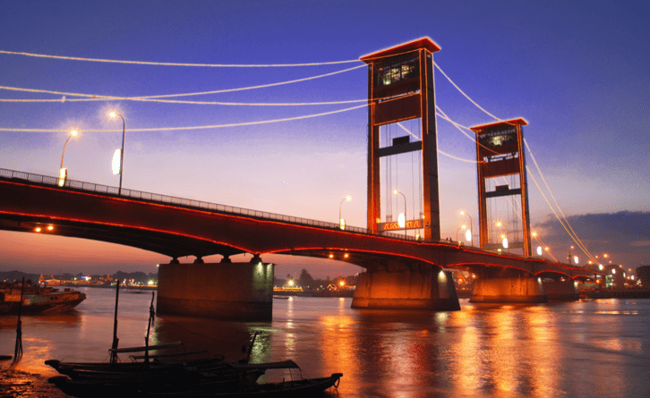 Jembatan Ampera adalah landmark dan ikon kota Palembang. (Foto: Pinterest)