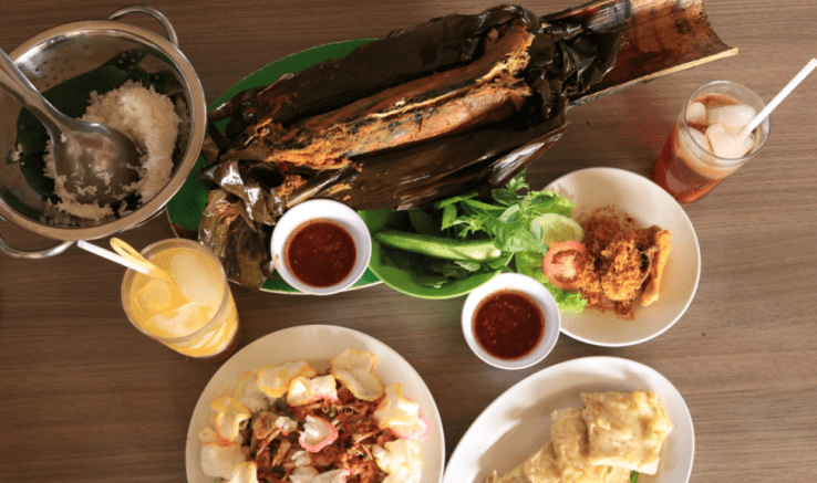 4. Kuliner Sentul: Ikan Bakar Bambu Haur
