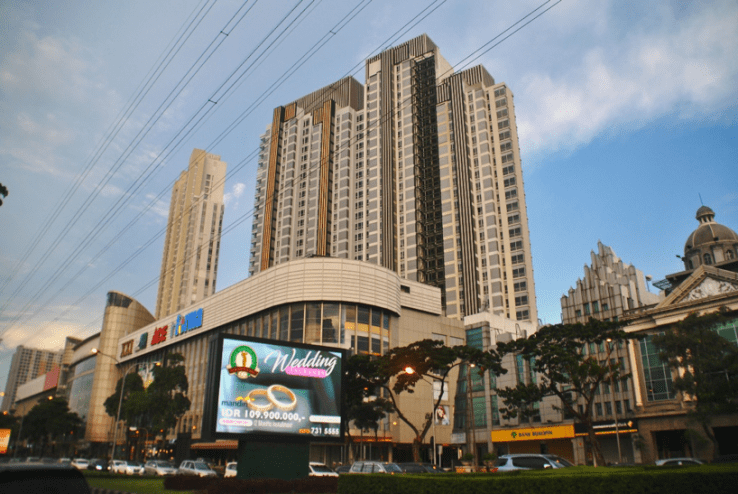Lenmarc Mall adalah salah satu landmark daerah Surabaya Barat. Lenmarc Mall adalah salah satu landmark daerah Surabaya Barat.