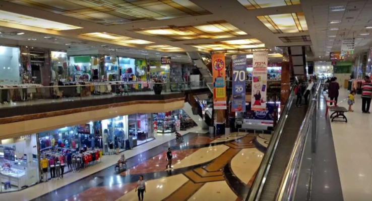 Setiap lantai, Metropolis Town Square diisi oleh tenant-tenant pilihan yang memanjakan pengunjung dengan produk atau kuliner andalan. Setiap lantai, Metropolis Town Square diisi oleh tenant-tenant pilihan yang memanjakan pengunjung dengan produk atau kuliner andalan.