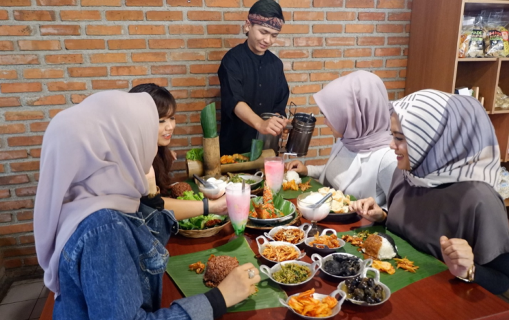 1. Tempat Buka Puasa di Bandung: Rumah Makan Alas Daun