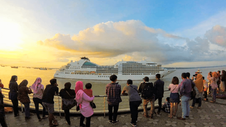 Pemandangan lautan lepas dan kapal pesiar mewah menciptakan spot foto yang layak diunggah ke media sosial. (Foto: jejakpiknik.com)