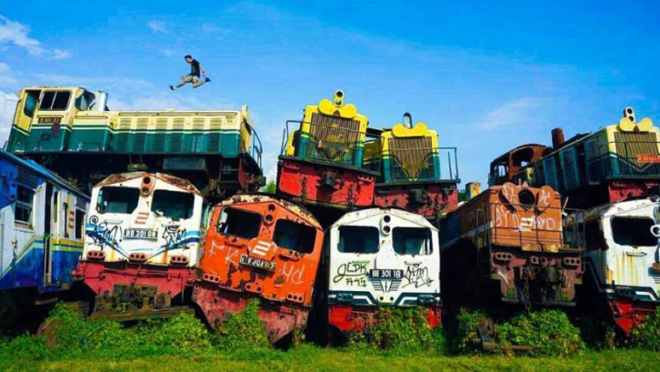 Tumpukan lokomotif yang sudah usang malah menjadi spot foto yang Instagenic. (Foto: direktoripariwisata.id)