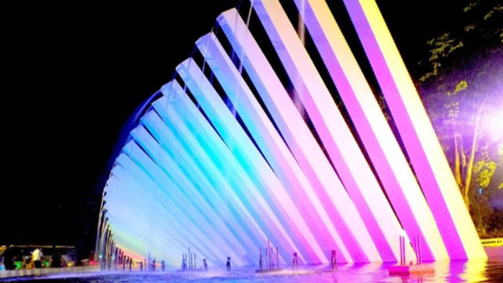 Gemerlap warna-warni air mancur menghasilkan panorama yang indah dan Instagramable. (Foto: tagar.id)