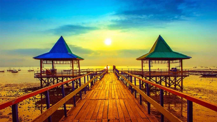 Figure Pantai Kenjeran di kala senja, hasilkan foto yang Instagenic. (Foto: hargatiket.net)