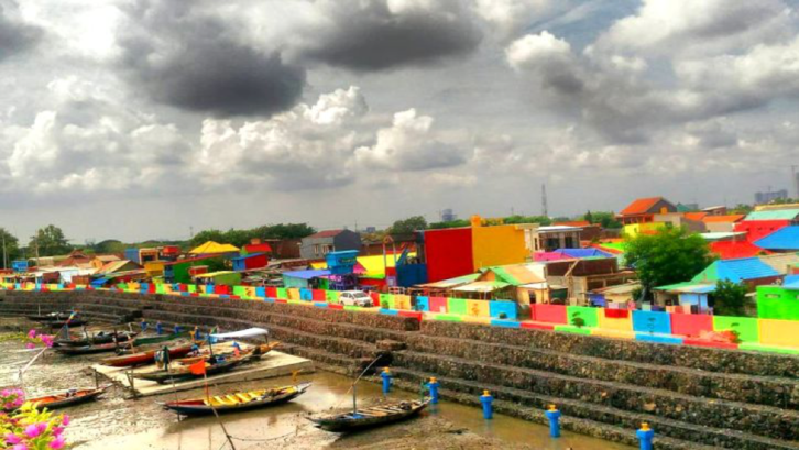Bak di luar negeri, Kampung Bulak nampak indah dengan warna-warni ceria. (Foto: sewabussurabaya.com)