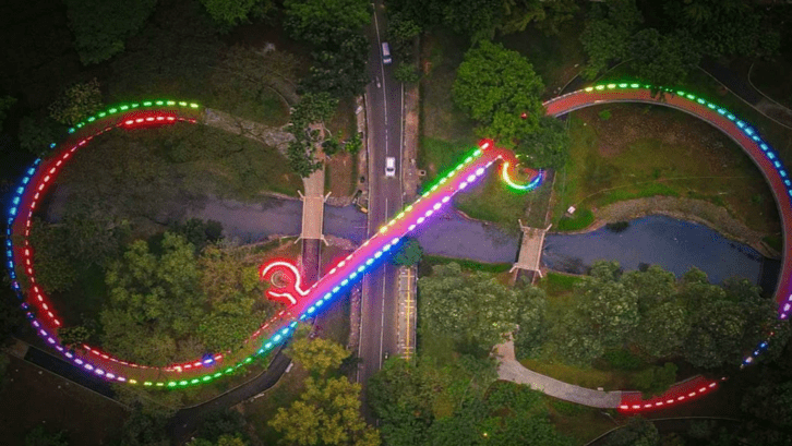 Infinity link bridge, jembatan ikonik di Tebet Eco Park yang merupakan salah satu tempat aesthetic nan Instagramable di Jakarta. Infinity link bridge, jembatan ikonik di Tebet Eco Park yang merupakan salah satu tempat aesthetic nan Instagramable di Jakarta. (Foto: kliksaja.co)