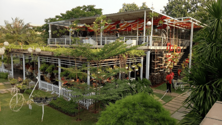 Tempat buka puasa di Bekasi, Tsamara Resto menyediakan banyak spot untuk berswafoto bersama orang-orang tersayang. (Foto: detik.com)