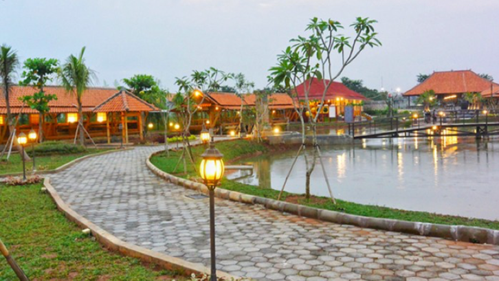 Saung Apung di daerah Jatiasih, merupakan tempat buka puasa di Bekasi yang memiliki lahan luas dan suasana makan nan tenang. (Foto: detik.com)