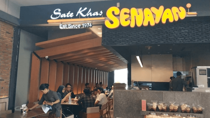 Sate Senayan adalah tempat buka puasa di Bekasi yang terkenal dengan aneka menu Indonesia. (Foto: pergikuliner.com)