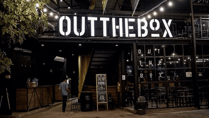 Anda yang menyukai gaya kafe kekinian, Out The Box Bekasi bisa jadi salah satu pilihannya. (Foto: Facebook Out The Box)