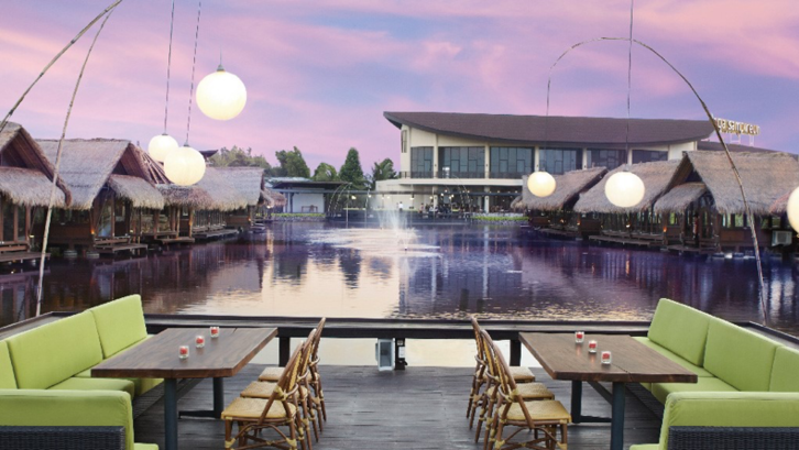 Tempat buka puasa di Jakarta Barat ini memiliki saung pinggir kolam akan jadi pengalaman tak terlupakan bagi keluarga. (Foto: talagasampireun.com)