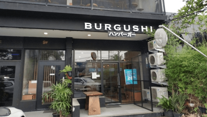 Penyuka burger dan sushi? Burgushi adalah jawaban tempat buka puasa pecinta menu fusion. (Foto: Zomato.com)