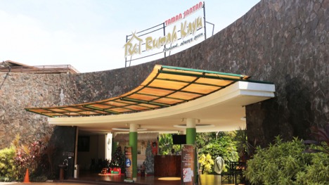 1. Tempat Buka Puasa di Tangerang: Taman Santap Rumah Kayu