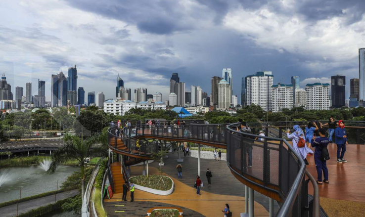 1. Tempat Healing di Jakarta: Skywalk Senayan Park