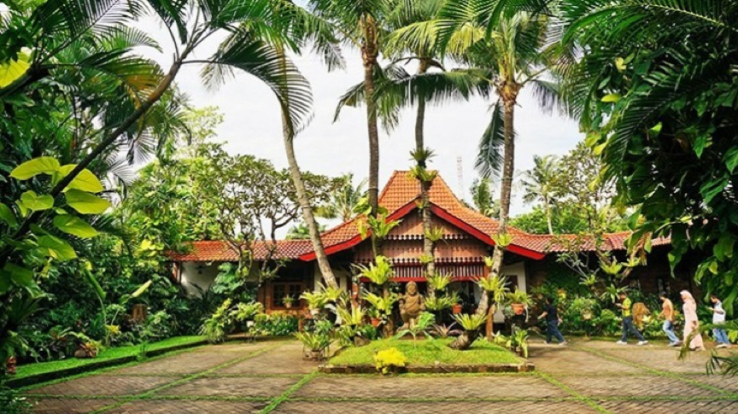 7. Tempat Jalan-Jalan di Jakarta: Museum di Tengah Kebun