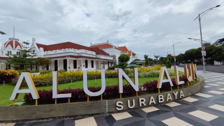 Menjadi ikon baru Kota Surabaya, Alun-alun Surabaya asyik untuk jogging dan menikmati gelaran kesenian. (Foto: surabaya.ayoindonesia.com)
