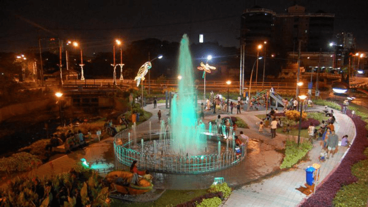 Baik siang maupun malam, Taman Bungkul nampak indah. (Foto: liputan6.com)