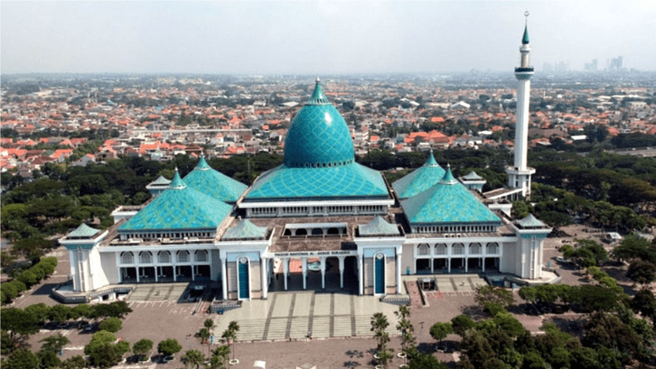 Kawasan Masjid Nasional Al-Akbar yang luas menjadi salah satu tempat jogging favorit masyarakat. (foto: pinterest.com)