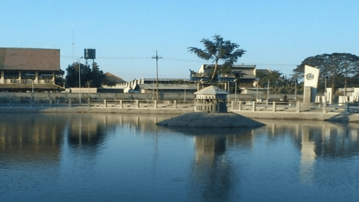 Asyiknya jogging sambil mengelilingi danau Unesa Ketintang. (Foto: id.foursquare.com)