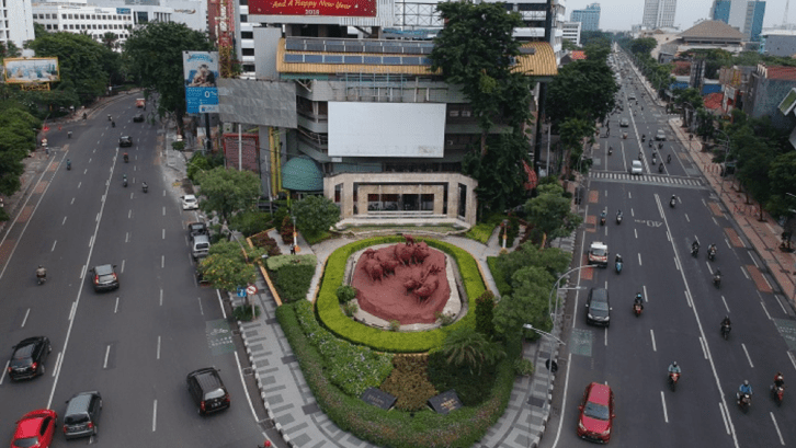 Tempat jogging di Surabaya ini menjadi cukup unik karena dikelilingi gedung-gedung bertingkat. (foto: Utomodeck.com)
