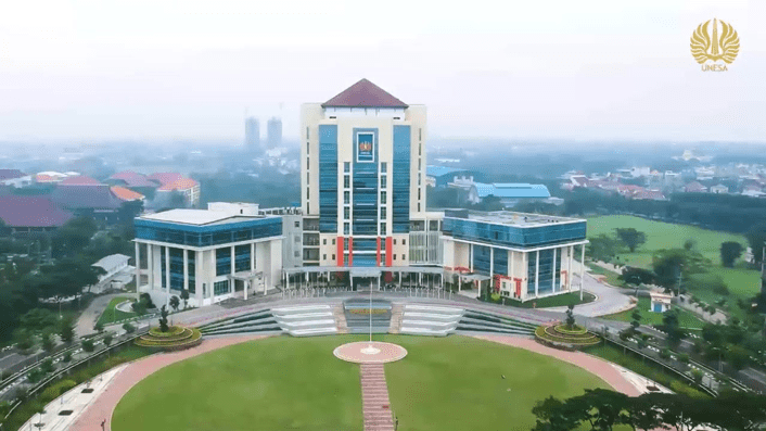 Gedung rektorat Universitas Negeri Surabaya.