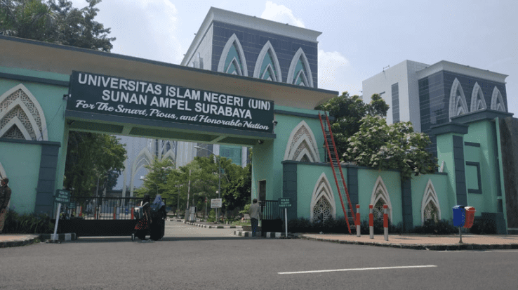 Gerbang UIN Sunan Ampel di daerah Jemur Wonosari, Surabaya.