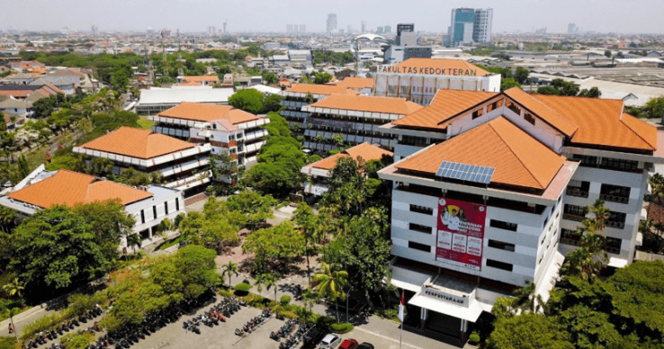 Universitas Surabaya termasuk salah satu universitas swasta favorit di Surabaya.