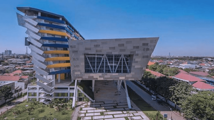Universitas Kristen Petra Surabaya memiliki gedung yang ikonik dan terasa futuristik.