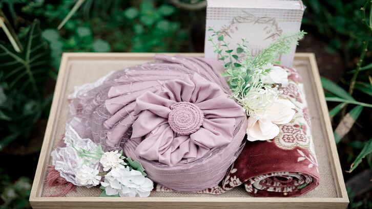 Anda bisa tambahkan nama pada sajadah atau mukena yang akan menjadi isi hampers. (Foto: Pinterest.com)