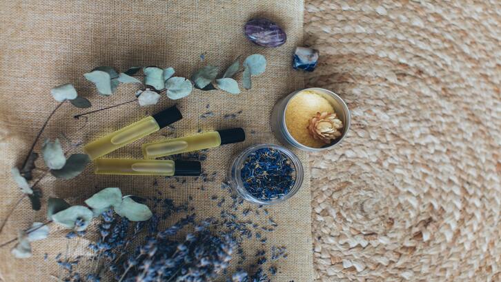 Aromaterapi bisa berbentuk lilin, reed diffuser, ataupun cairan aromaterapi. (Foto: Pexels - Elina Fairytale)