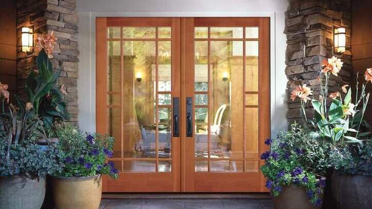 Model pintu dengan kaca besar juga dapat mempercantik hunian secara instan. (Foto: Wonderfulengineering.com)