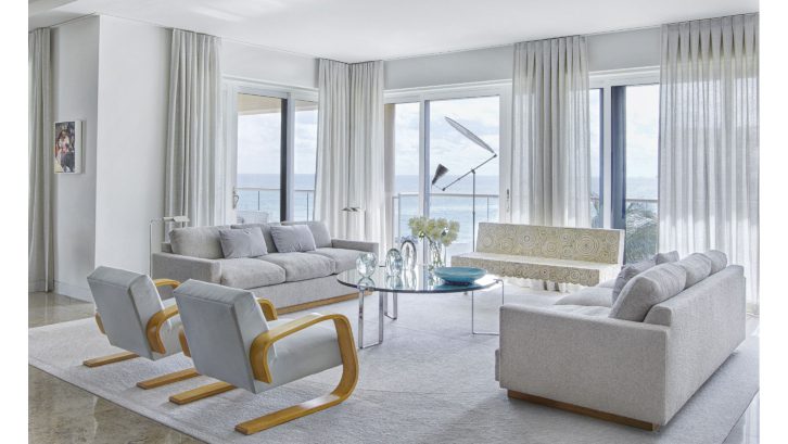 Caption: Konsep minimalis juga bisa diaplikasikan pada ruang tamu mewah. (Foto: Elle Decor)