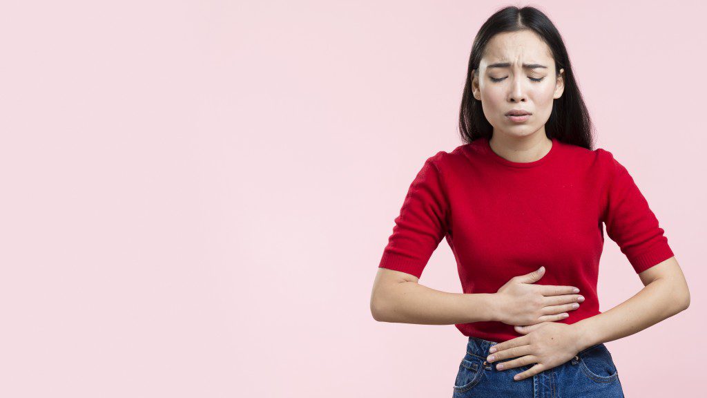 Gejala sakit perut yang dialami saat haid dan hamil ternyata cukup berbeda. Saat hamil, sakit pada perut akan terasa lebih parah. (Foto: Freepik)