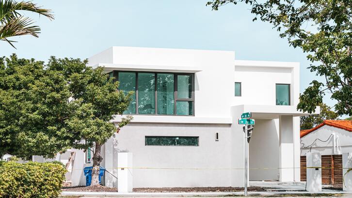Putih sangat mudah di mix and match bersama warna atau elemen lain. (Foto: Pexels - Live on Shot)