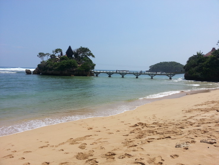 Spot Foto di Malang: Pantai Balekambang, Bantur