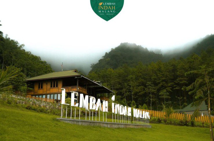 Fasilitas yang disediakan juga cukup lengkap seperti outbond, camping site, glamping, restoran, perkebunan, dan peternakan. (instagram.com/lembahindah)