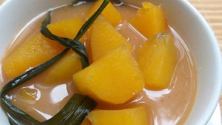 Tambahkan pisang yang telah dipotong-potong kemudian masak sampai ubi dan pisang matang. (Foto: Cookpad - Elysnawati)